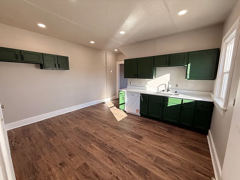 1558 Shelby St — Photo 6