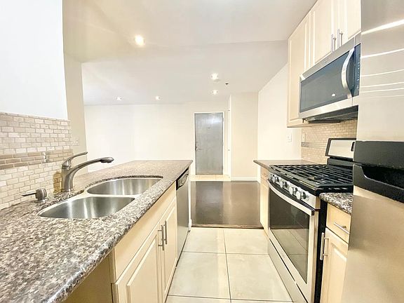 5th image of 8569 Burton Way #303