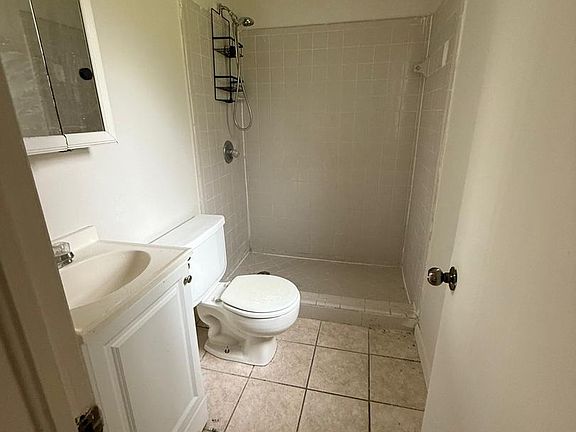 5th image of 423 Fairbanks Dr