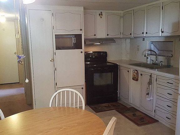 3rd image of 904 N Colonial Cir