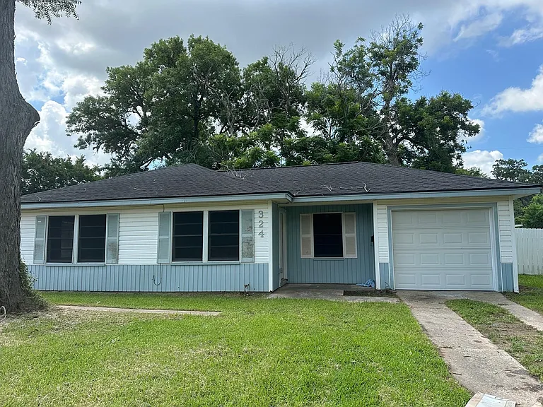 324 Acacia St — Photo 1
