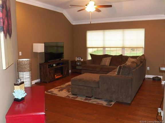 3rd image of 2657 Crescent Hill Dr NE