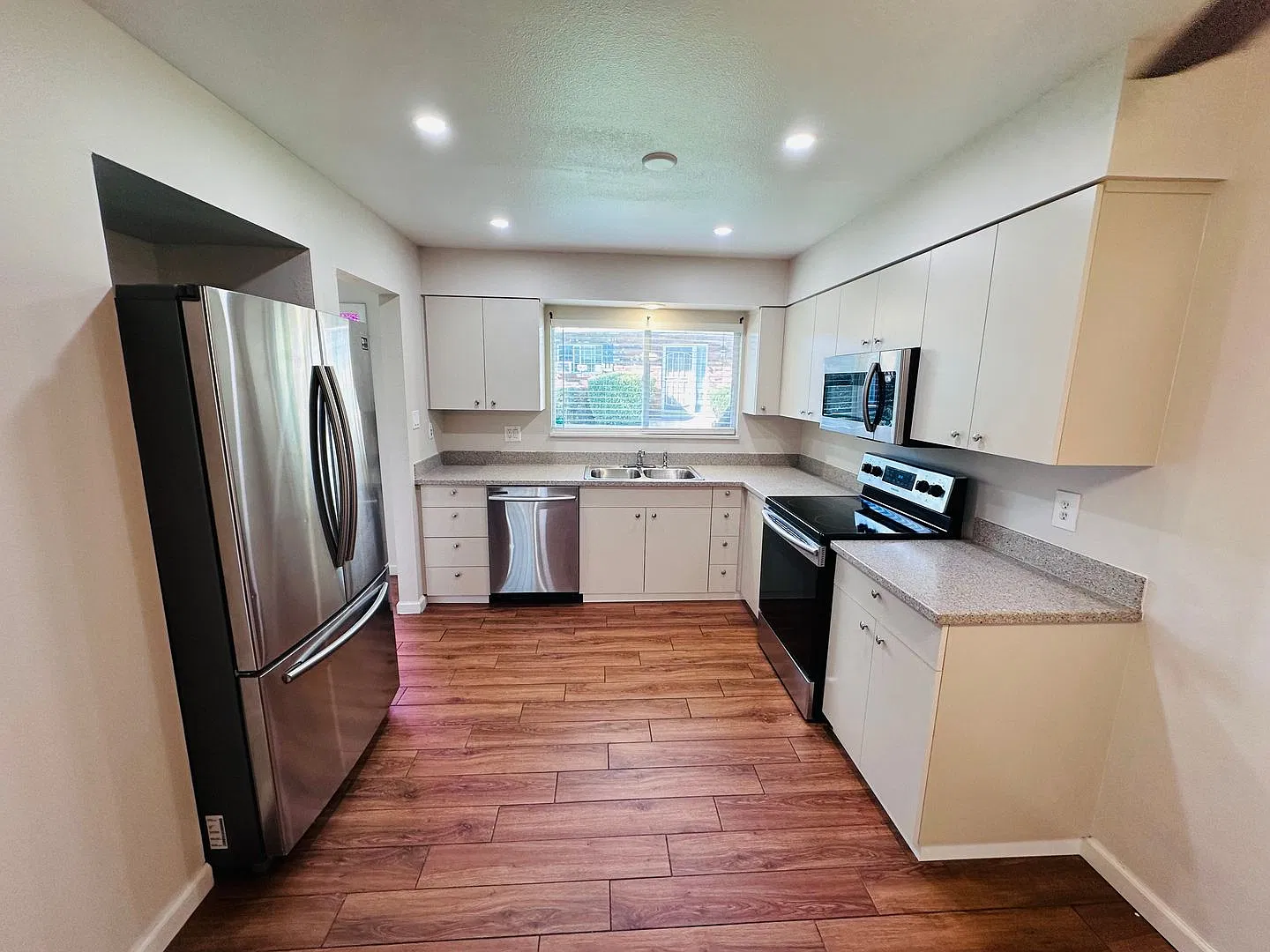 Centrally located updated condo- check it out — Photo 3