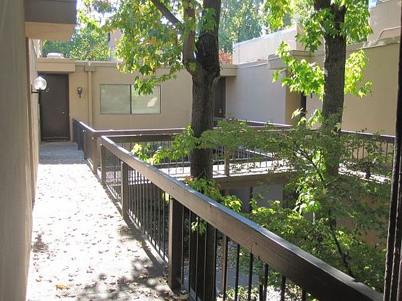 4th image of 877 Woodside Ln E Unit 11