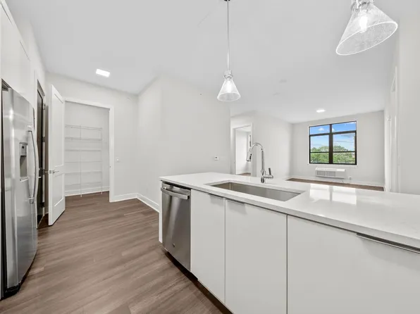 121 34th Street 618 image 1 of 37
