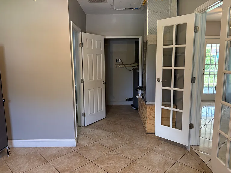 Master Bedroom & Laundry