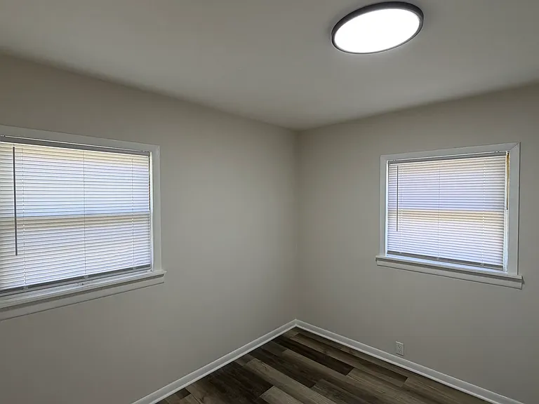1212 E 39th Pl — Photo 8