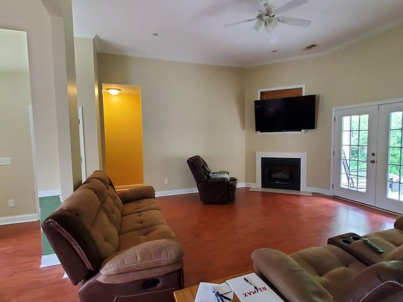 3rd image of 1909 Chatsworth Ct