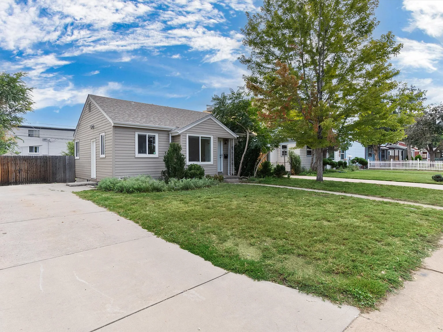 1370 Xanthia St - - — Photo 2