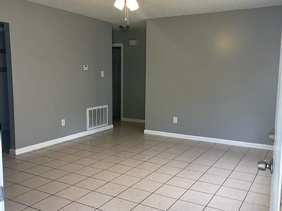 3rd image of 613 W 4th Pl