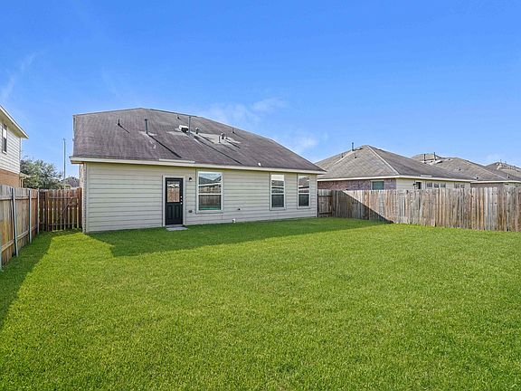 3rd image of 16 Leisure Shore Ct