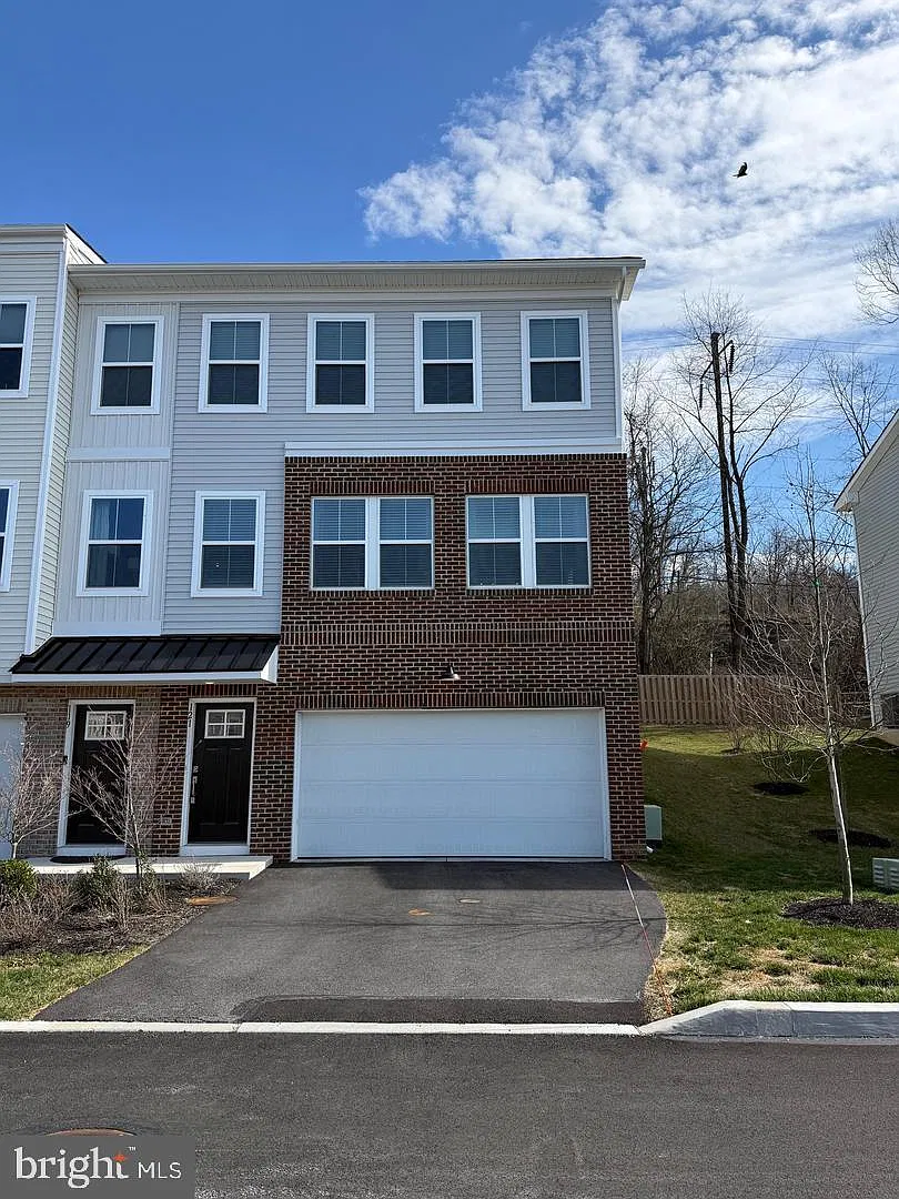 3 bed, 2.5 bath, 2200 sqft, $3,100 — Photo 1