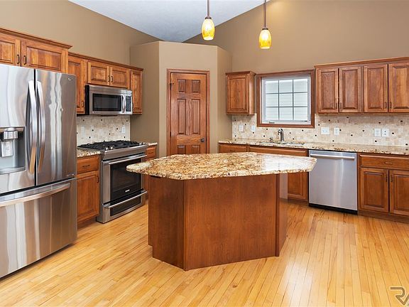 2nd image of 805 W Sterling Oak Cir