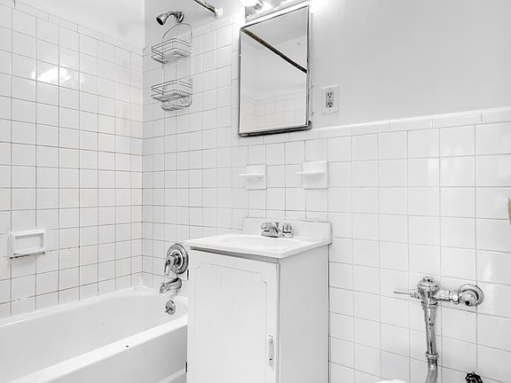 4th image of 214 W 82nd St APT 4D