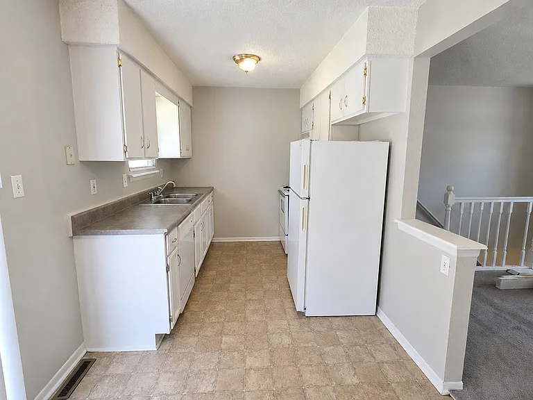 403 NE Westwind Dr #B — Photo 4