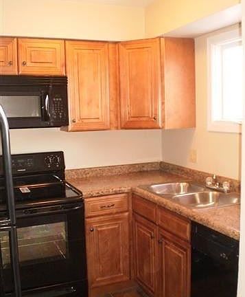 5th image of 404 Chateau Dr APT A