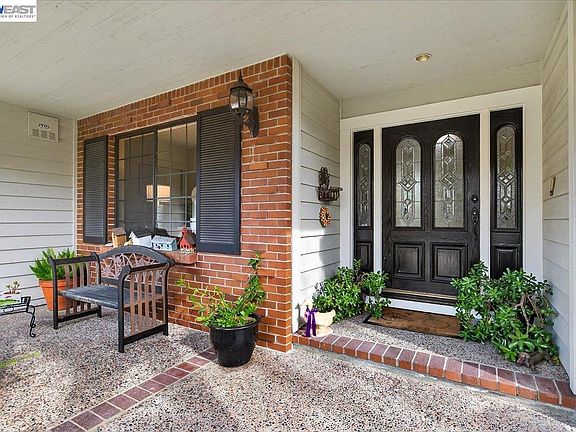 3rd image of 28 Harrington Rd