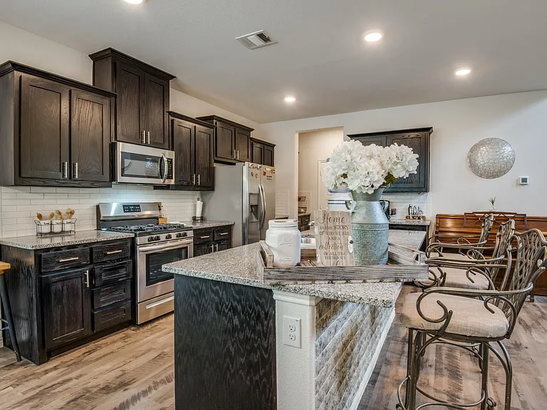 2152 Miramar Dr — Photo 9