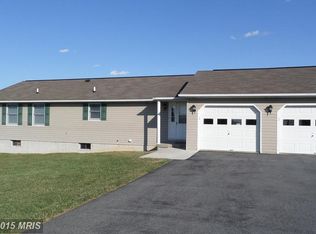95 Tulip Ct, Falling Waters, WV 25419
