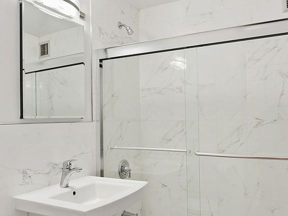 The Grand - Bathroom - F Line