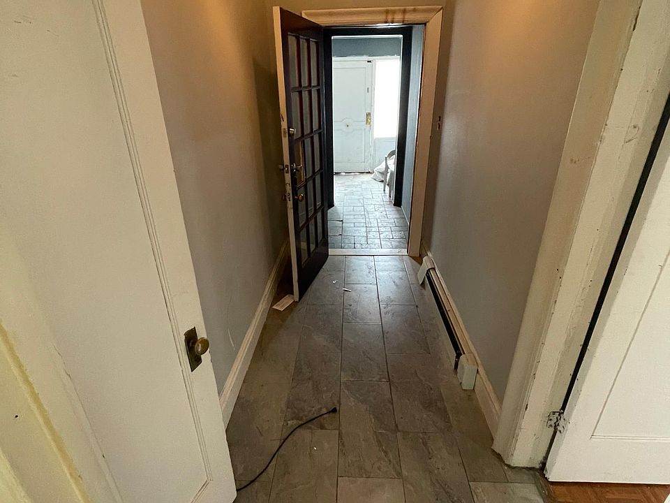 Entrance hallway , with closet to the left