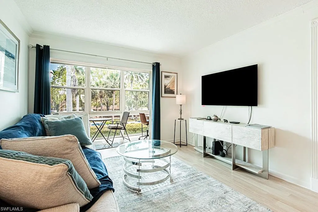 2 bed, 1.5 bath, 1000 sqft, $6,490 — Photo 2