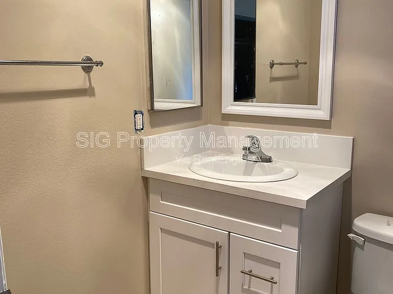 405 W Alameda Ave #J — Photo 12