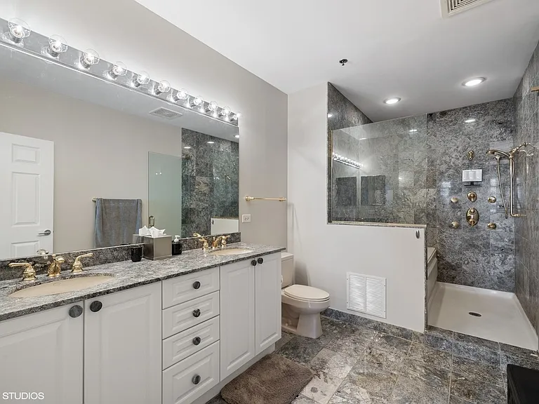 950 W Monroe St #901 — Photo 17