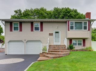 112 Kenwood Dr, Bohemia, NY 11716