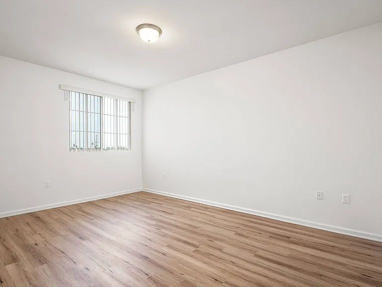Le Blanc Apartments — Photo 21
