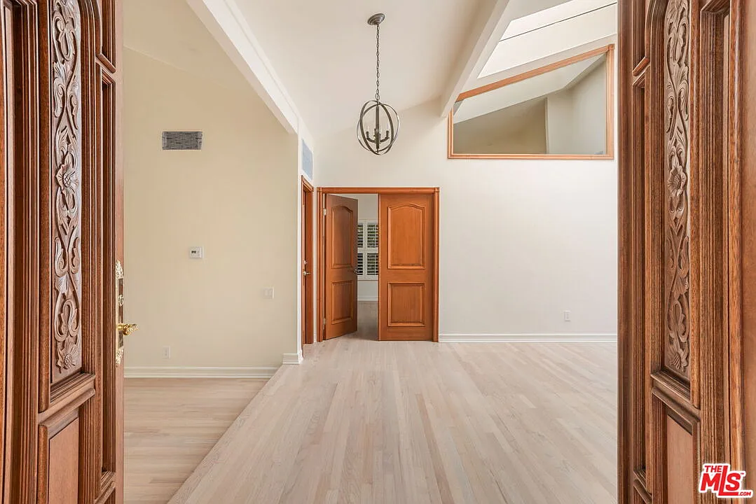 3 bed, 2.5 bath, 2113 sqft, $8,500 — Photo 3