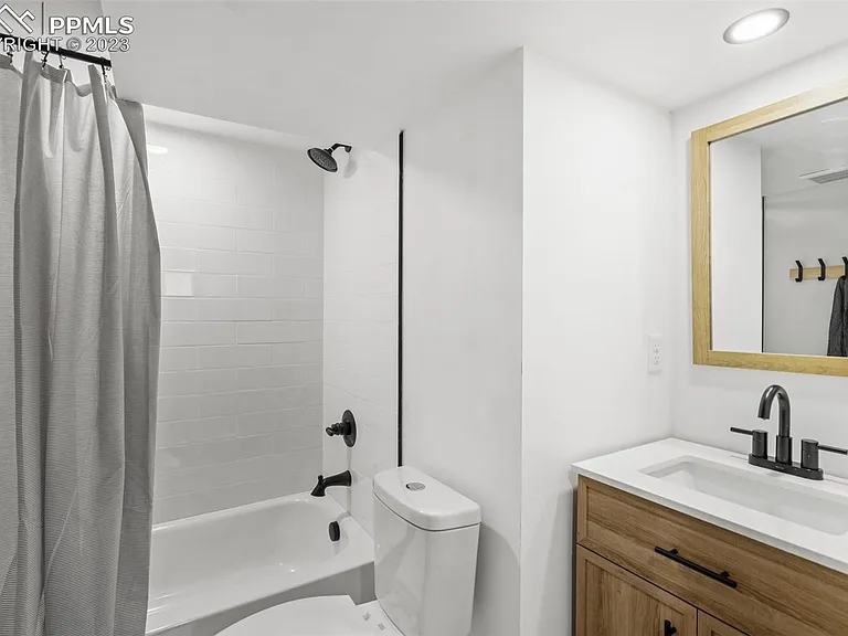 1609 E Platte Ave — Photo 9