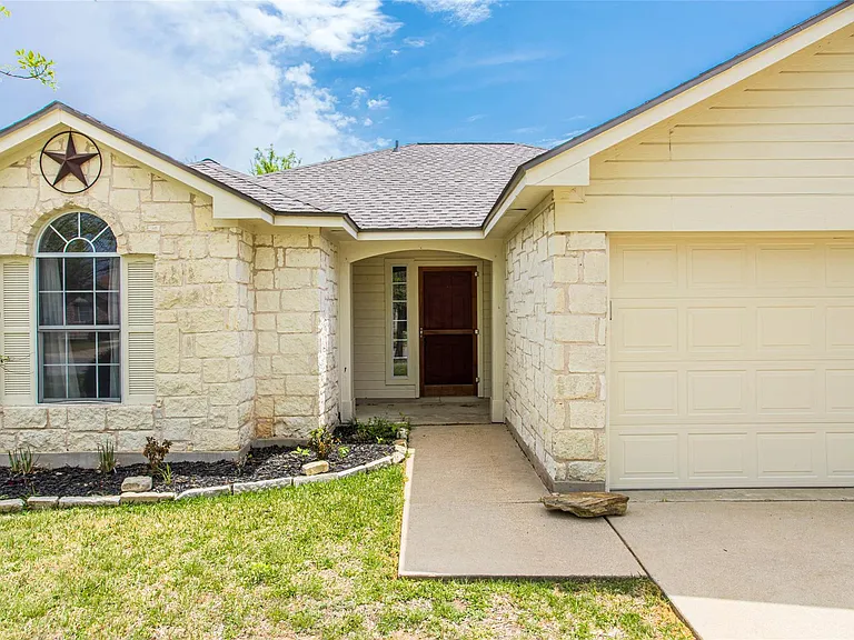 814 Lantana Ln — Photo 4