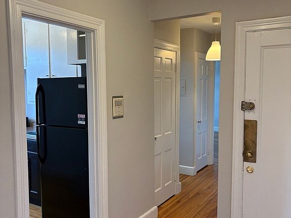 4th image of 93 Strathmore Rd APT 10