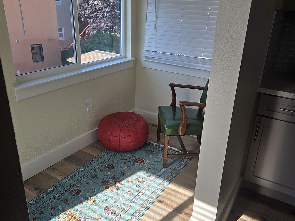 Sunroom off full kitchen