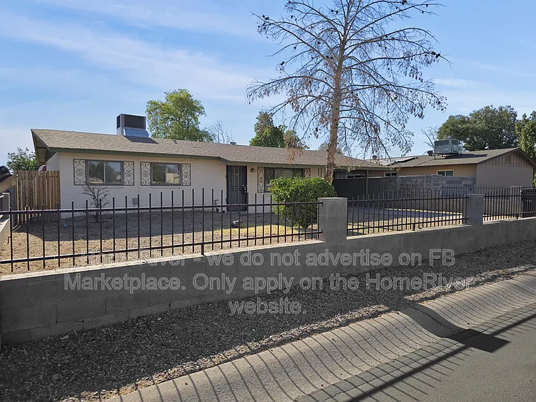 512 S 75th Pl — Photo 2