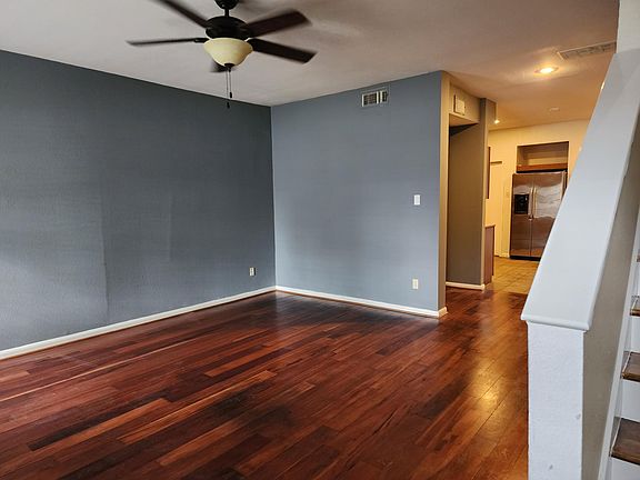 3rd image of 940 Wycliffe Dr APT 2