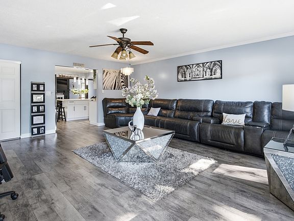 3rd image of 7927 Sherwood Cir N