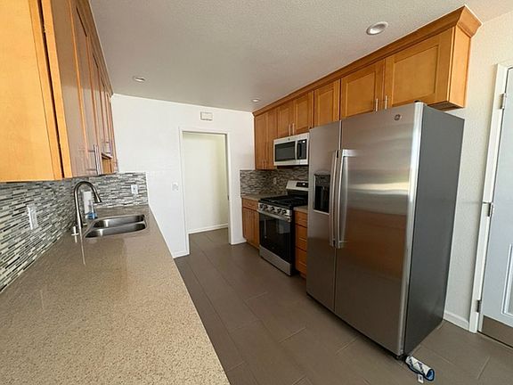 4th image of 1828 Parkdale Way