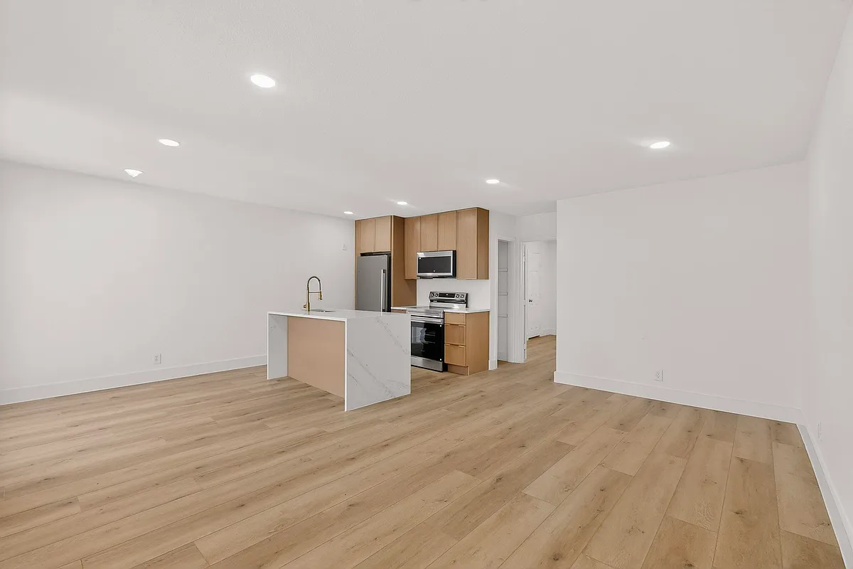 Building Photo - 4927 Reiger Ave #204
