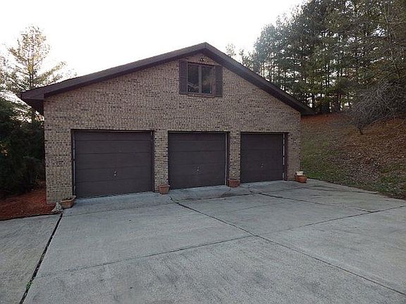 4th image of 3283 Chateau Dr