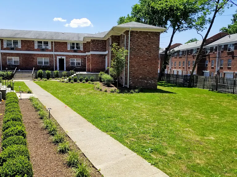 Montclair Gardens — Photo 9
