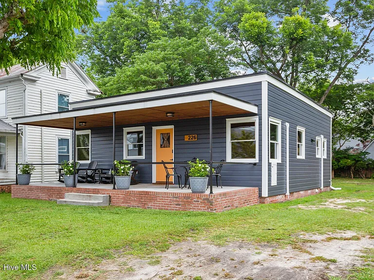 226 E Water St — Photo 2