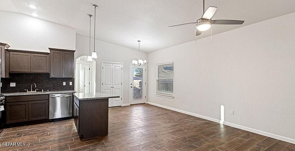 2nd image of 900 Gulf Streams Ave