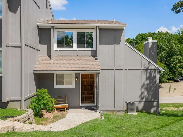 1028 NW 70th Ct, Kansas City, MO 64118