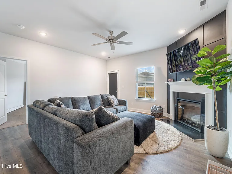 1003 Manhatten Ct — Photo 9