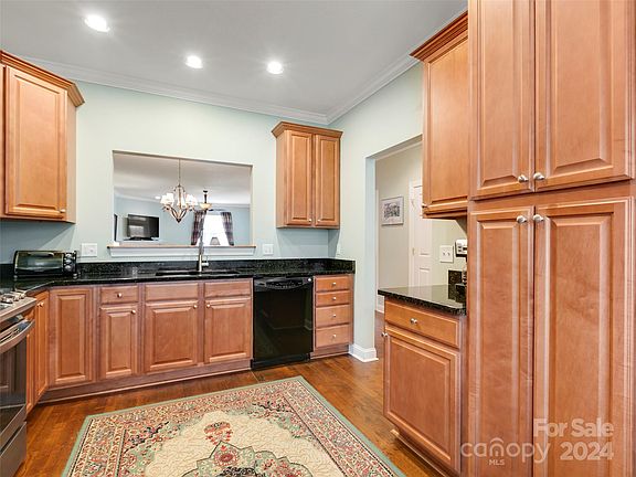 5th image of 20 Muir Ln