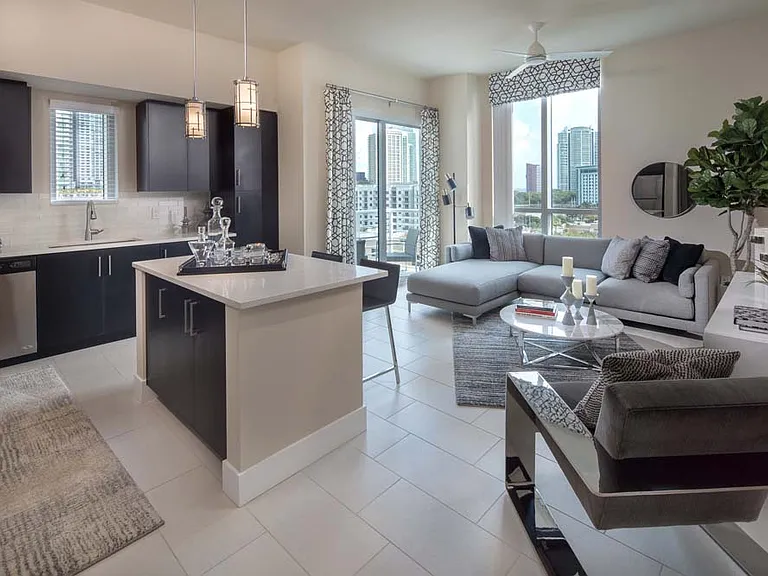 Miro Brickell — Photo 4