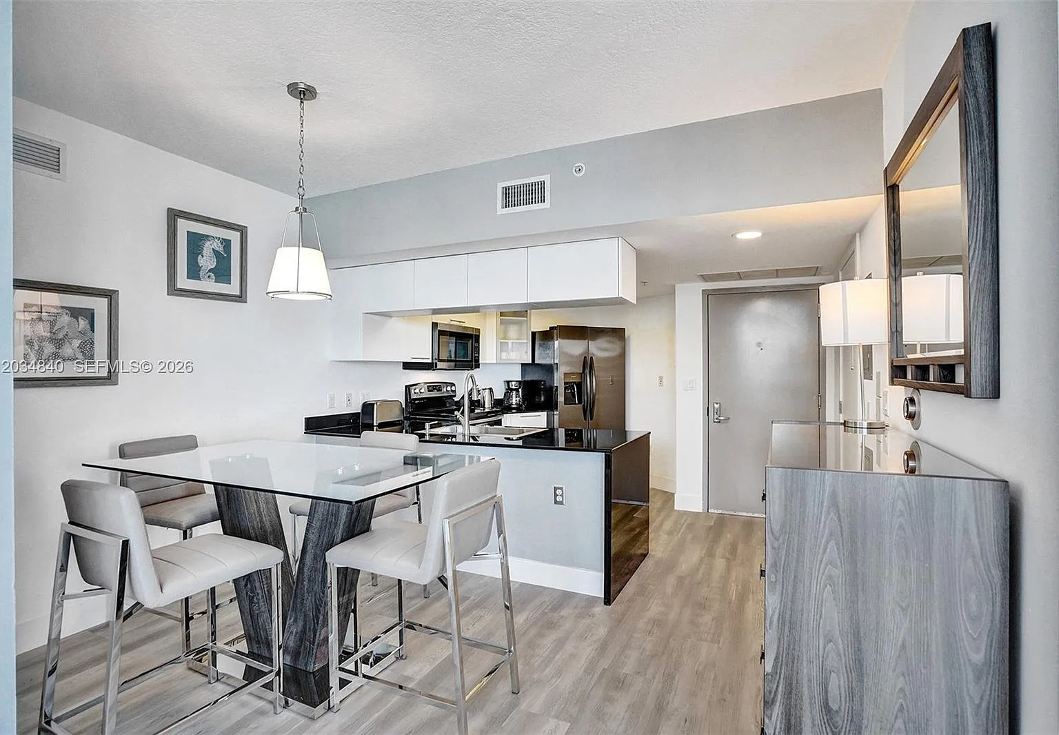 Opera Tower Condo — Photo 4