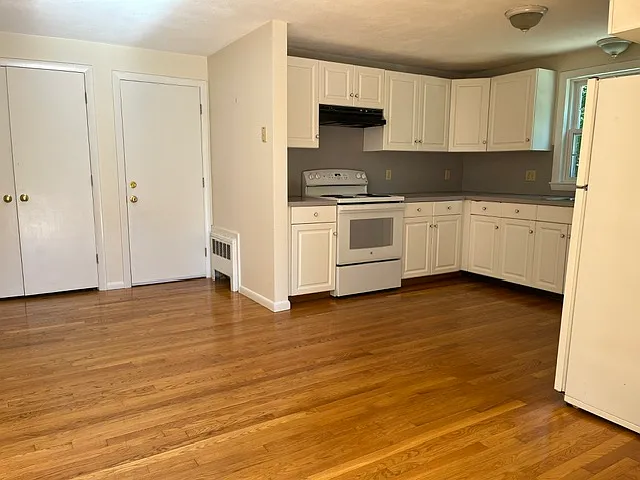 3 bed, 1000 sqft, $2,975 — Photo 3